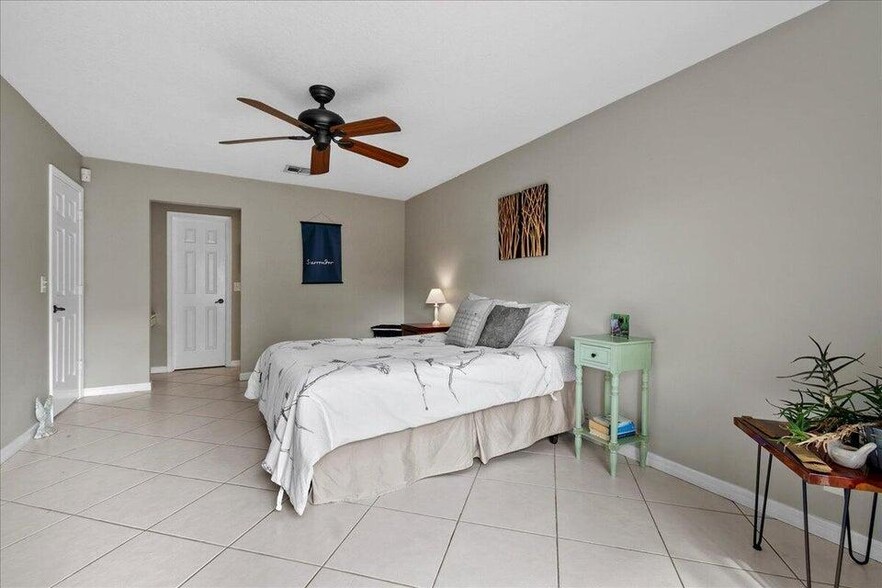Building Photo - 12875 Spinnaker Ln