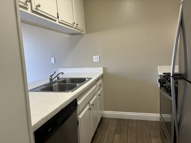 Building Photo - 2-Story, 2-Bedroom, Furnished/Unfurnished Condo For Rent