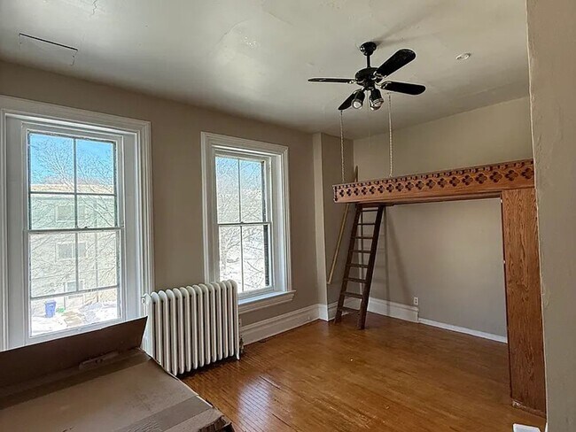 Building Photo - 223 Bates Ave