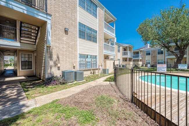 Building Photo - 2750 Holly Hall St