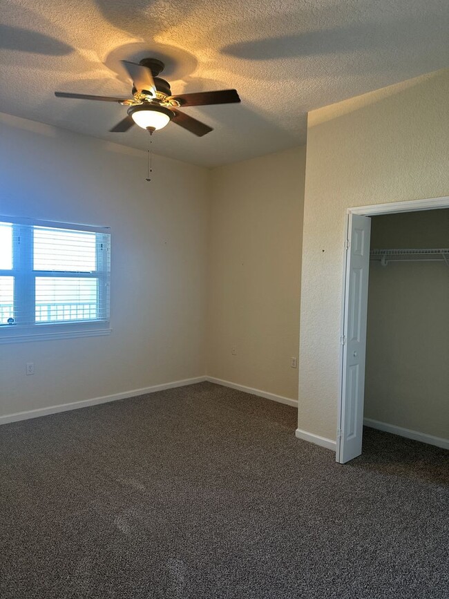 Building Photo - Very spacious 4 bd 3 bath Penthouse on the...