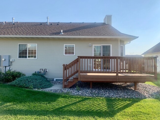 Building Photo - 3 bedroom 2 bath townhome