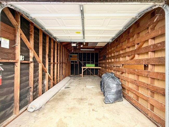 Building Photo - Remodeled Duplex in South O!