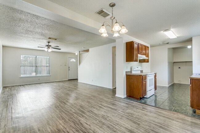 Building Photo - 3-BEDROOM HOME IN CANDLEWOOD PARK