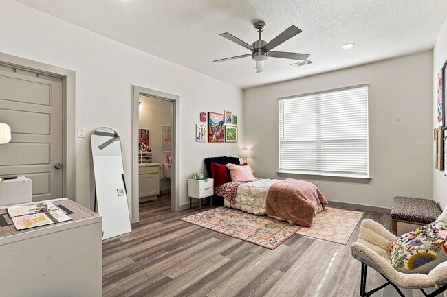Building Photo - 2554 S University Dr