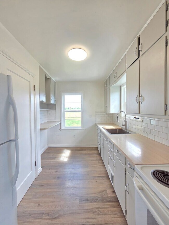 Building Photo - $1,725 - 2 Bed / 1 Bath Charming Home in Spokane Valley