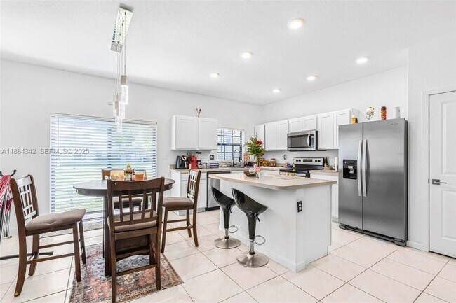 Building Photo - 1137 SW 7th Ct