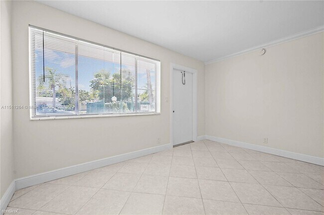 Building Photo - 3 br, 2 bath House - 2175 NE 56th St Apt 110