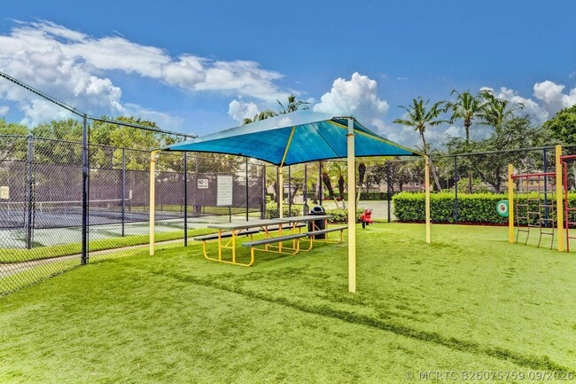 Building Photo - 3387 Commodore Ct
