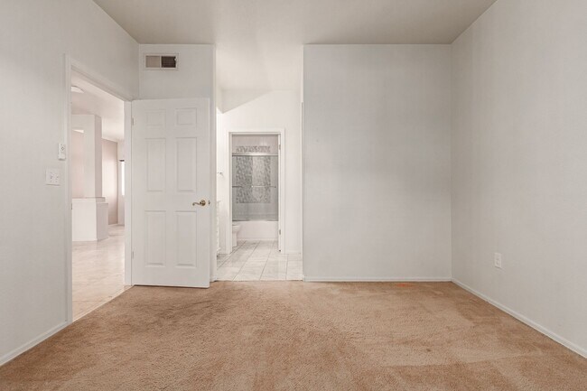 Building Photo - Beautiful 2 bedroom 2 bathroom first floor...