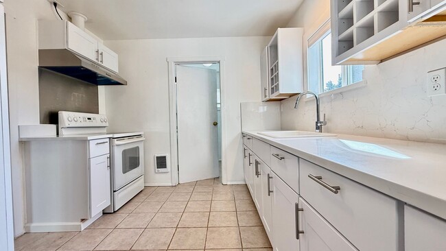 Building Photo - Central Olympia 2 Bedroom Townhome - Avail...