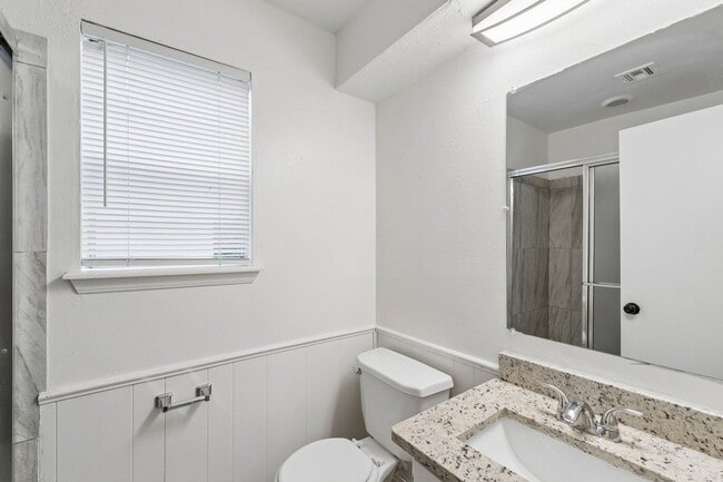 Building Photo - 3 bedroom 2.5 bath - NW Highway and Rockwell