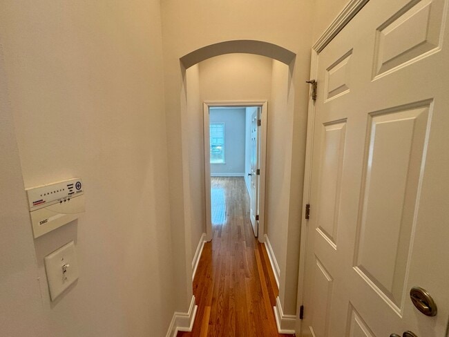 Building Photo - Adorable Home in Brighton Park