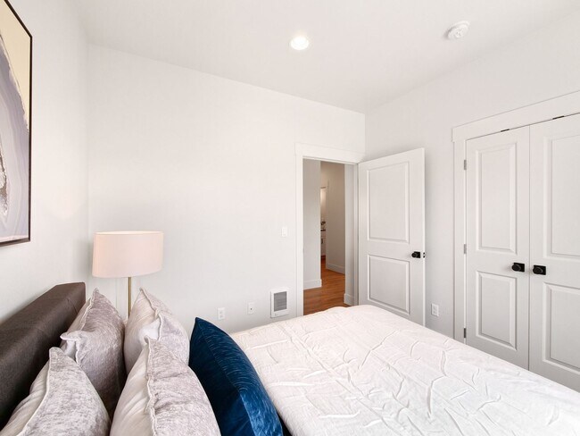 Building Photo - b2082