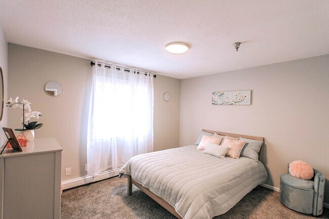 Building Photo - Spacious first floor one bedroom with mode...