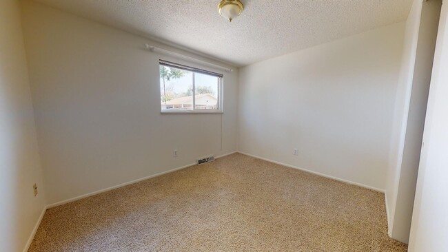 Building Photo - 2 bd 1ba duplex in Longmont!