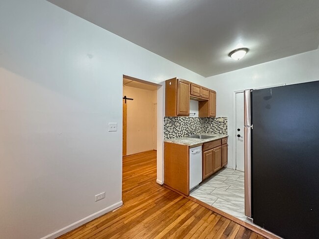 Building Photo - 933 W Sunnyside Ave