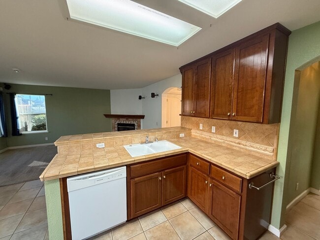 Building Photo - Large two story in Rose Hollow neighborhoo...