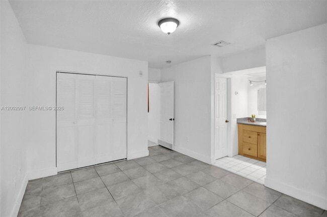 Building Photo - 1860 Venice Park Dr