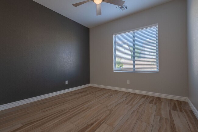 Building Photo - 3 Bedroom 2.5 Bathroom