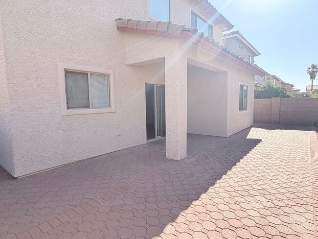 Building Photo - 4 bed/3bath in desirable Paseo Del Rio Community