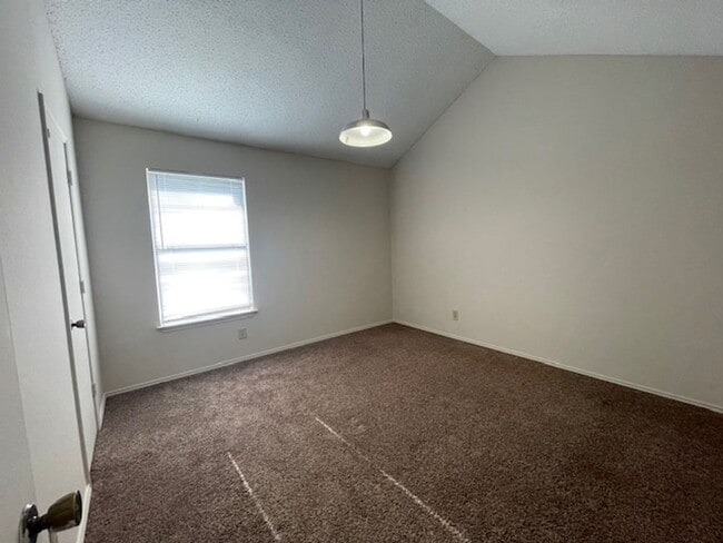 Building Photo - 221 Meadow Ct