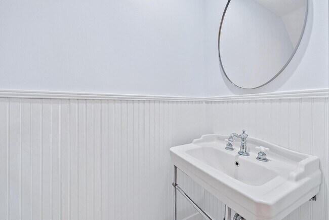 Building Photo - 130 Day Lily Dr