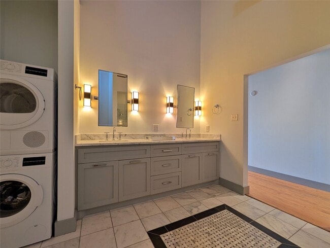 Building Photo - 2400 Mechanic St