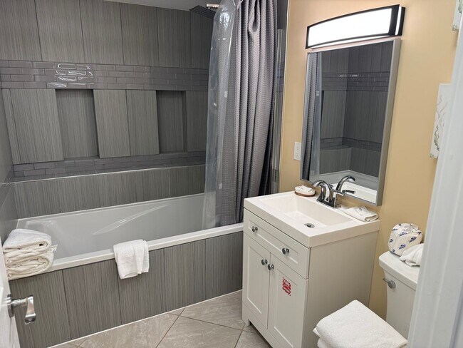 Building Photo - FIRST MONTH OF RENT FREE!!!!!!