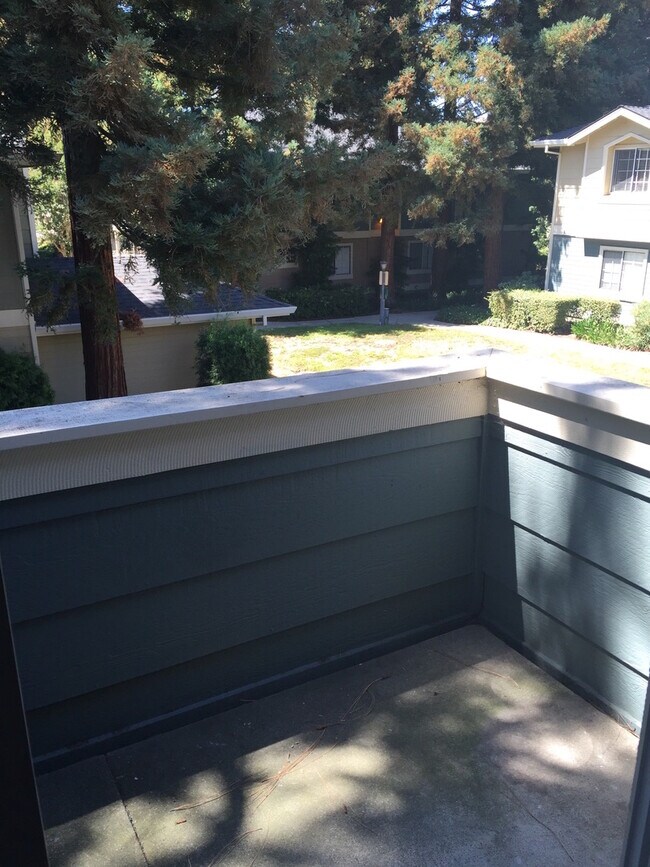 Building Photo - Remodeled 1 Bed 1 Bath Condo. Stainless Steel Appliances. Pool and Hot Tub