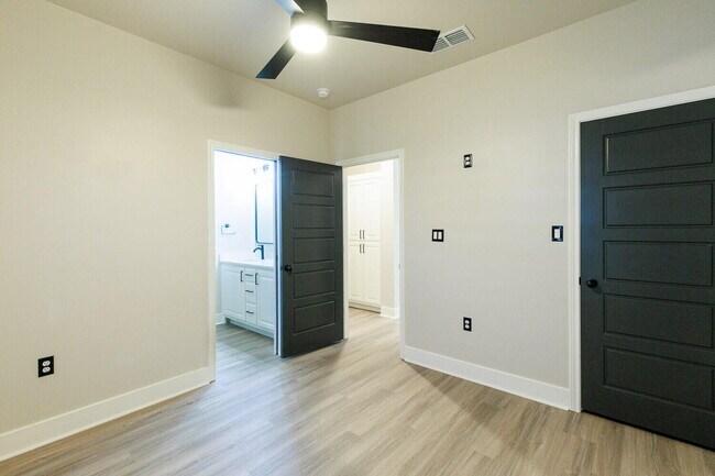 Building Photo - 5825 Grinnell St