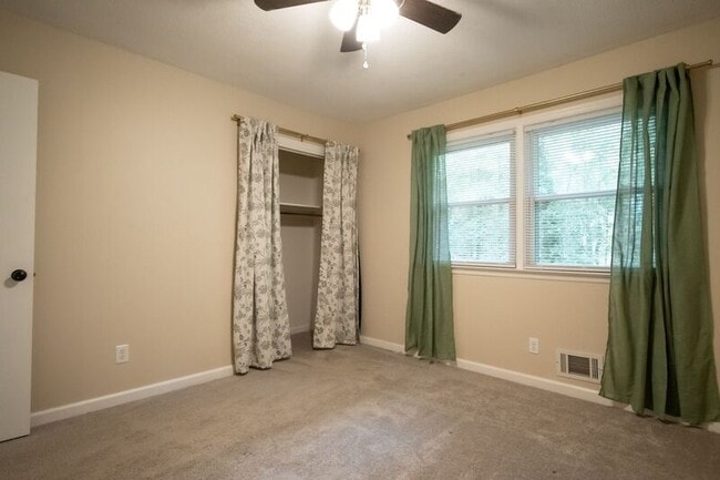 Building Photo - 281 Rhodes Dr