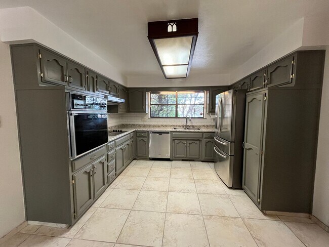 Building Photo - Spacious 3 Bedroom 2 Bathroom Home in the ...