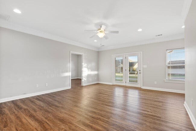 Building Photo - 585 Regency Cir
