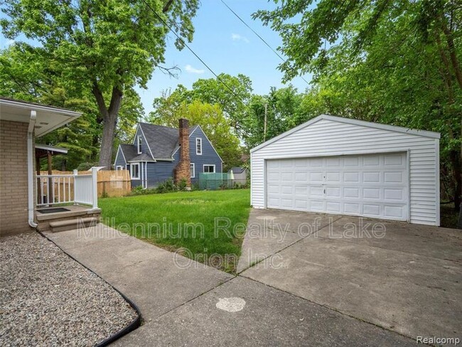 Building Photo - 24034 Meadowlark St
