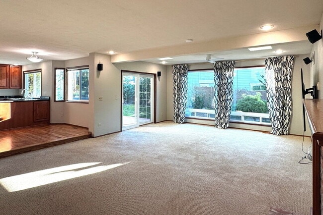 Building Photo - 12941 NE 71st St