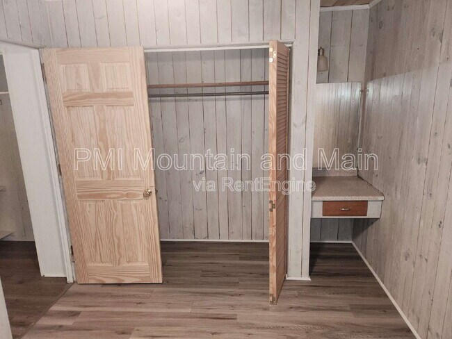 Building Photo - 488 Lake Hosea Dr