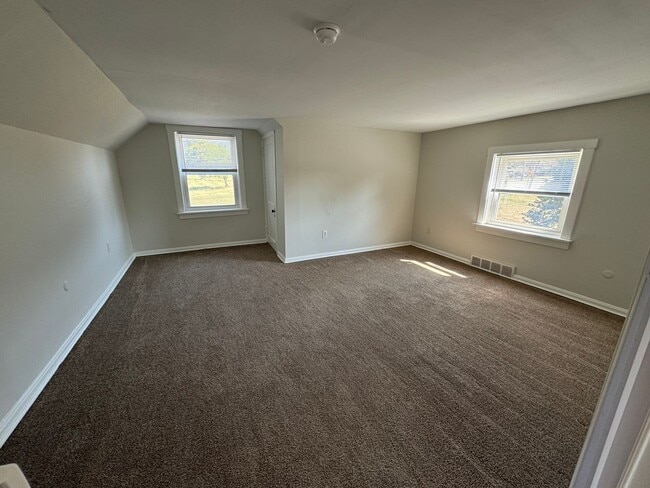 Building Photo - DELHI - Adorable 3bed 2ba brick cape cod