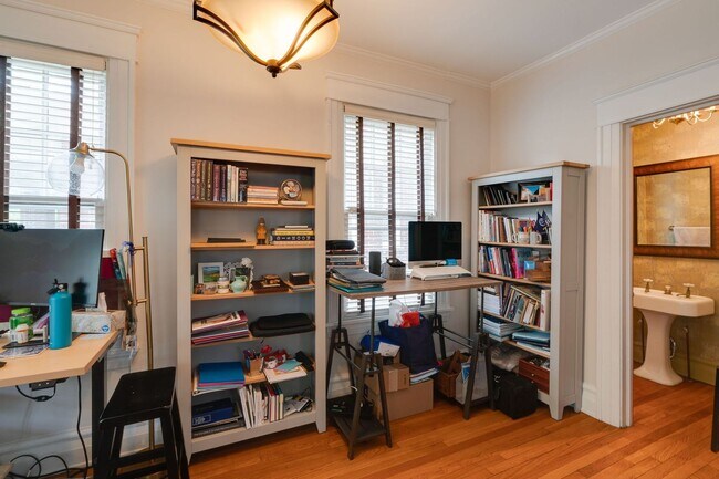 Building Photo - West Ghent