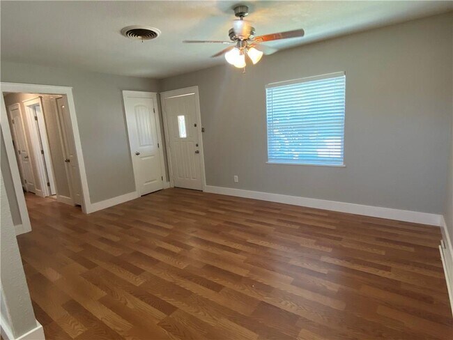 Building Photo - 102 E Live Oak St