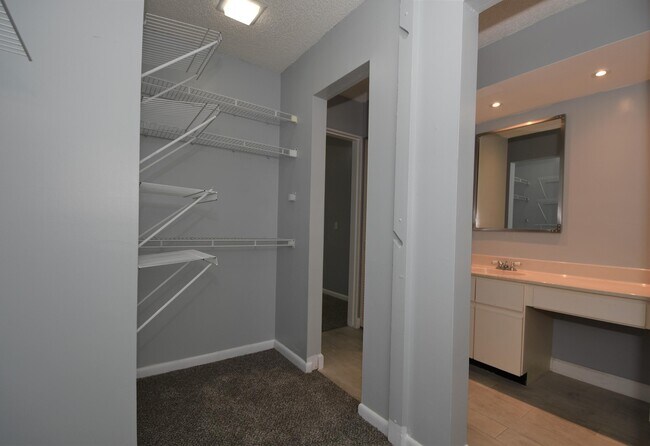 Building Photo - 5087 Oakhill Ln