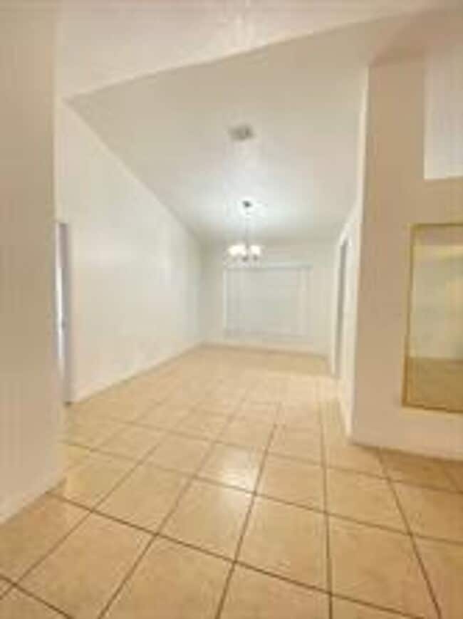 Building Photo - Large 3/2/2 Deltona