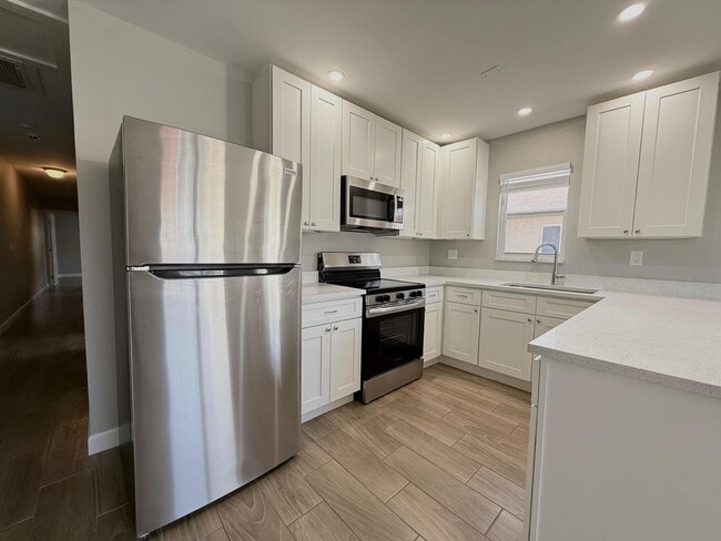 Building Photo - 1001 W 9th St