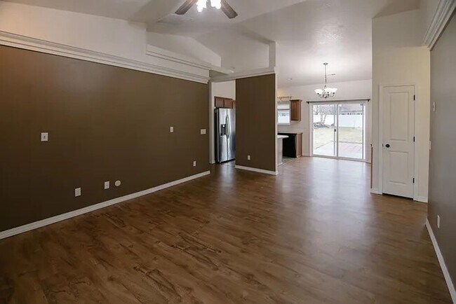 Building Photo - Charming 3-Bedroom Single-Level Home on Sp...