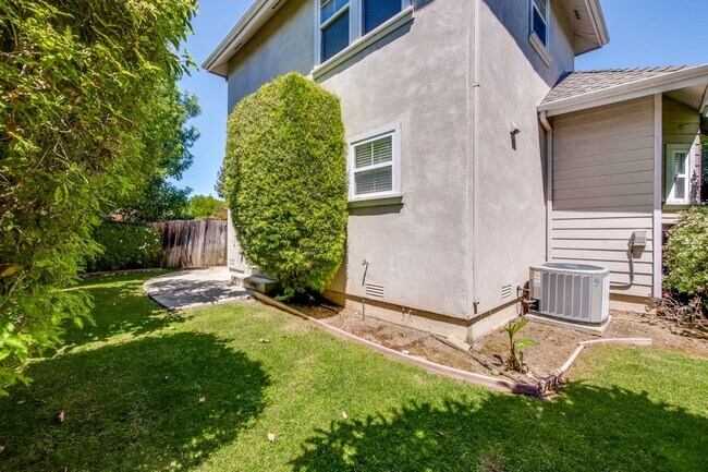Building Photo - Awesome Home Located in a Quiet Tree Line Neighborhood