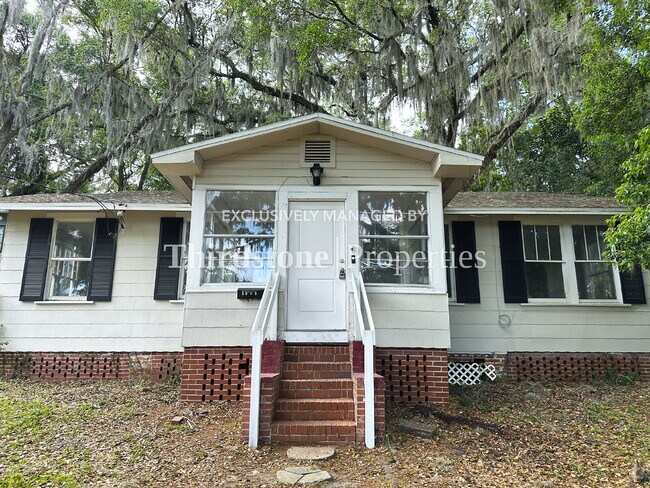 Building Photo - 6965 Lorain St