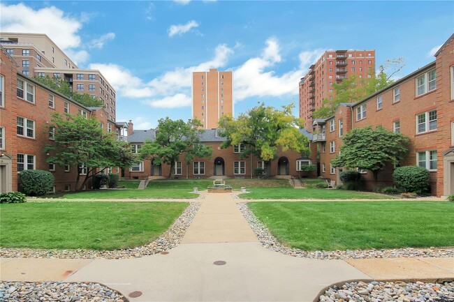Building Photo - 827 Westwood Dr
