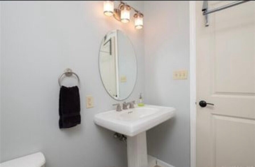 Building Photo - 705 Lake Ave