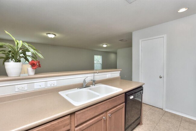 Building Photo - 2206 Weiss Ln