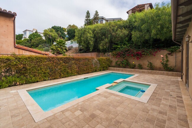 Building Photo - Gorgeous 5 Bedroom Home with sweeping views and pool